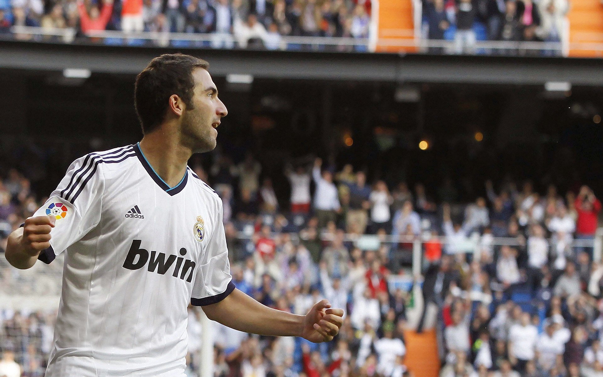 爱游戏平台-皇马客场1-1战平瓦拉多利德，错失两分，皇马半场5_0瓦伦西亚