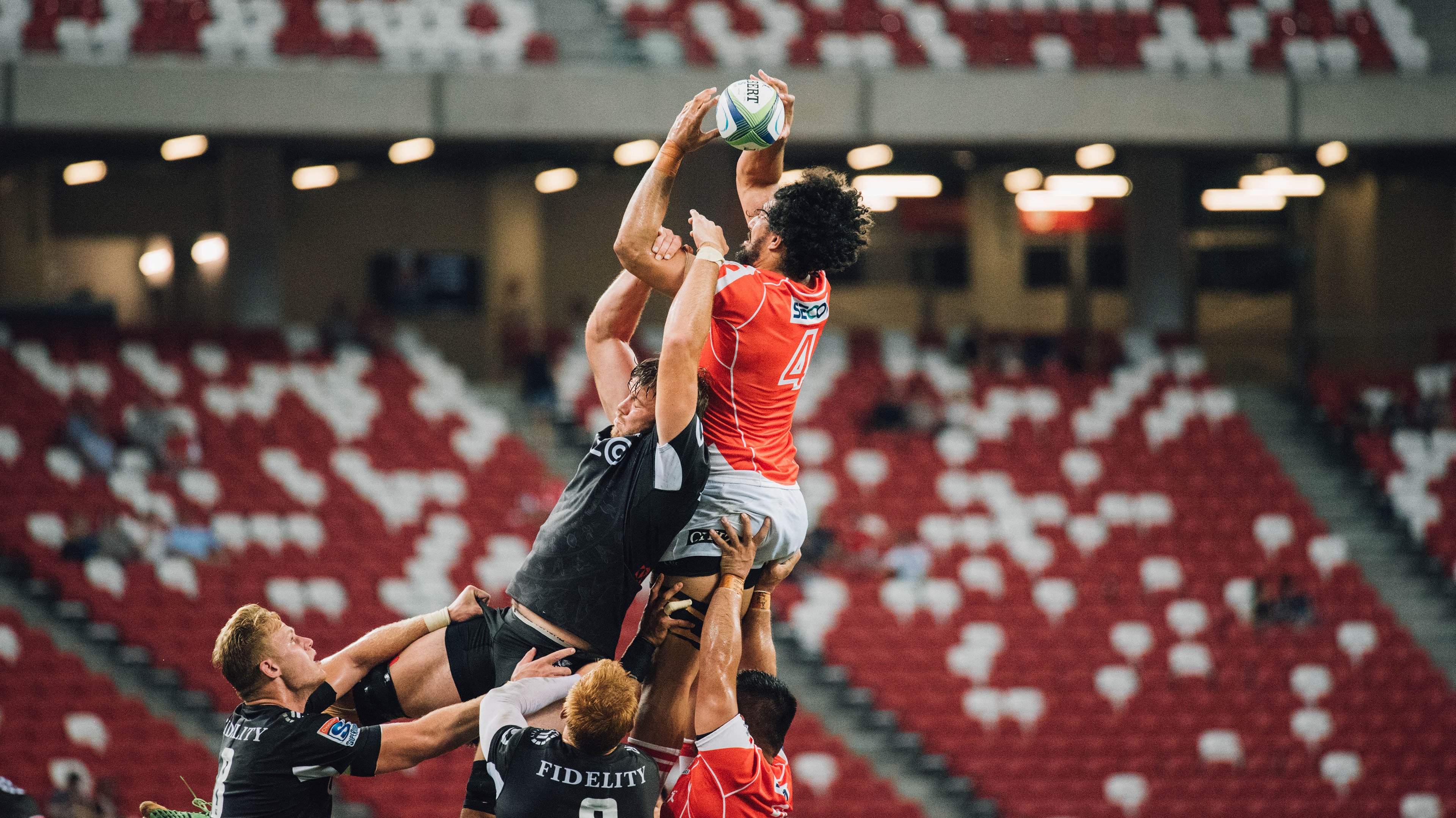 篮球比赛中球员的精彩表现震撼全场，篮球运动员在比赛中表现出的竞技水平