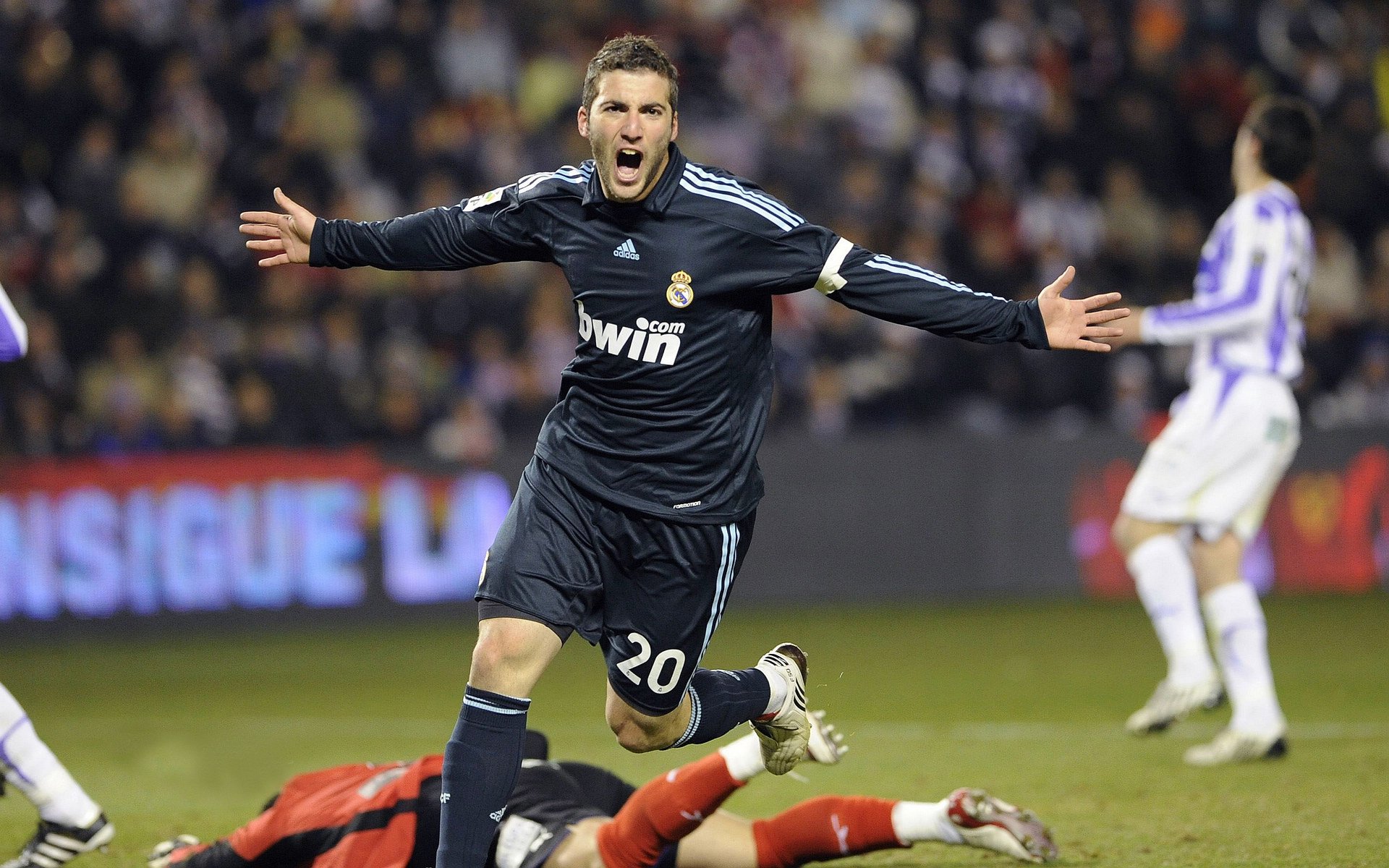 马赛连续赢球，冲击联赛前列，马赛12连败